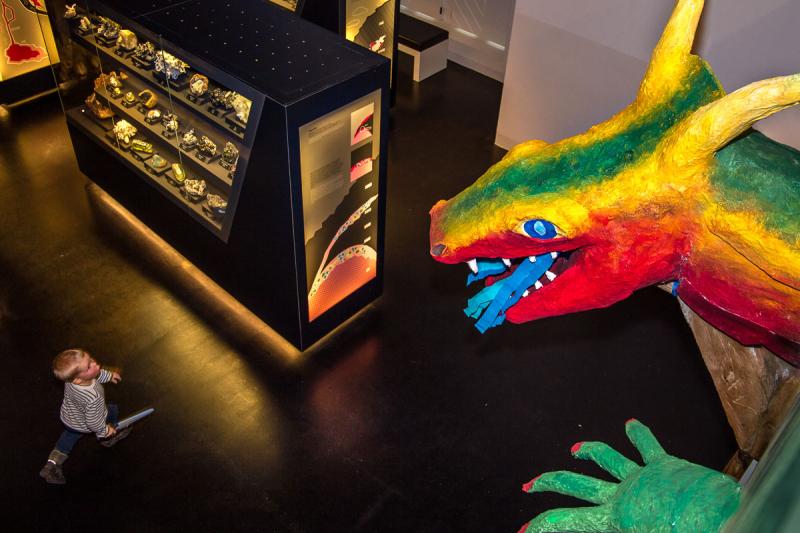 Ein grosser bunter Fantasy-Drache wacht über die Ausstellung