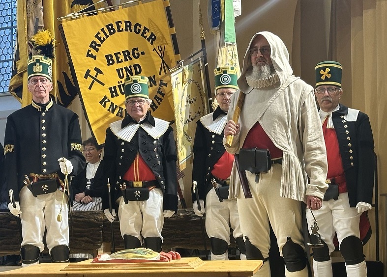 Historische Uniformen aus dem Depot der Historischen Freiberger Berg- und Hüttenknappschaft