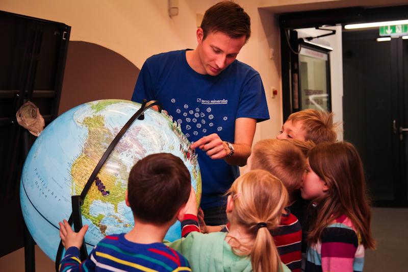 Gemeinsam entdecken. Kinder haben Spaß während eines Kindergeburtstages.