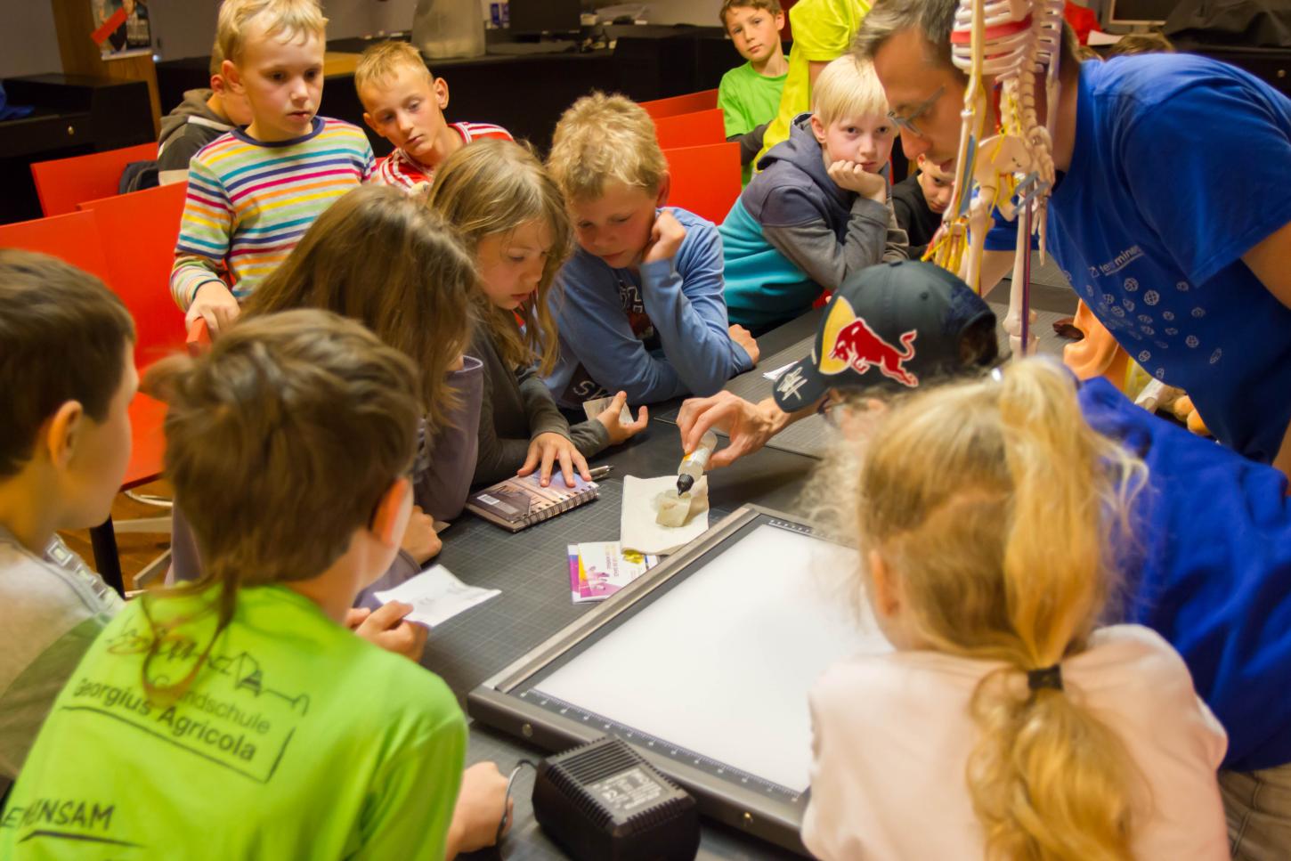 Eine Kindergruppe beim Experimentieren im Mitmach-Labor "Forschungsreise".