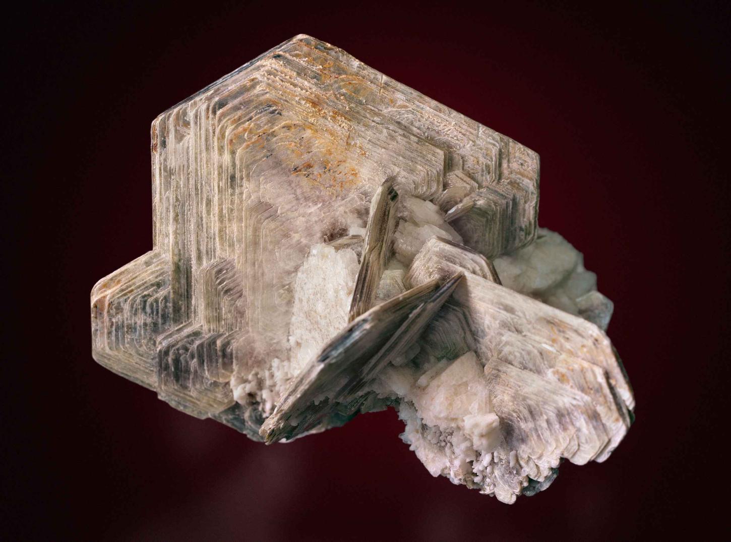 Ein helles Mineral, welches geometrische Figuren ausgebildet hat