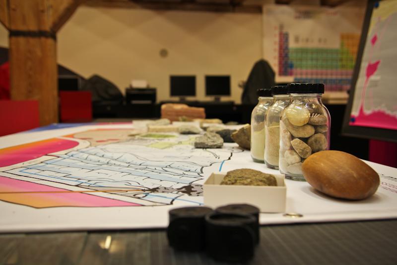 Auf einer Karte liegen verschiedene Gesteinsproben. 